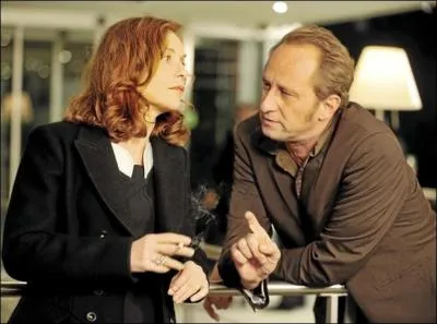 On voit ici Benot Poelvoorde avec Isabelle Huppert dans le film :