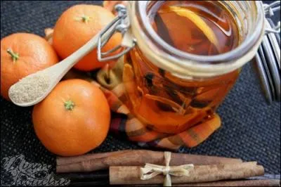 1 litre de rhum blanc, 5  6 pelures d'oranges pays, 1/2 litre d'eau, 1 kilo de sucre de canne, Cannelle, muscade, 1 gousse de vanille pour un moment de rve :