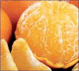 Quelle est la valeur nutritive pour 100 g, d'une orange crue, en vitamine C ?