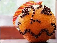 L'orange, pique de clous de girofle et enrobe de poudre d'pices est la version vgtale du bijou en mtal prcieux cisel contenant l'ambre gris, la civette ou le musc et nomm :