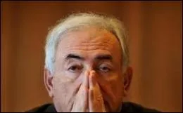 S'en aller honteusement après avoir subi une cuisante humiliation, c'est : "Partir la queue entre... ".