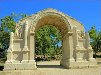 La ville de Saint-Rmy-de-Provence riche en vestiges antiques, o fut intern en hpital psychiatrique Vincent Van Gogh, se situe :