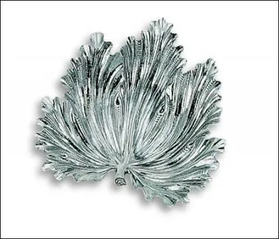 Que reprsente ce bijou qui pourrait tre accompagn de grappes ?