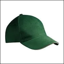 Qu'y a-t-il d'inscrit sur la casquette de Luigi ?