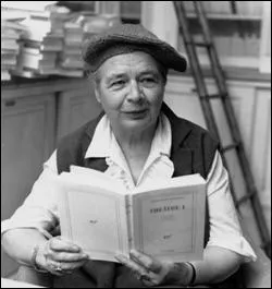 A quelle chanson vous fait penser cette image, qui reprsente l'acadmicienne Marguerite Yourcenar ?