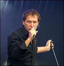  Est-ce que toi aussi a te bouleverse Ces quelques cendres que l'on disperse Est-ce qu'aujourd'hui au moins quelqu'un te berce  ? Qui est l'auteur- interprte ?