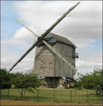 Le moulin de Chesnay, en Eure-et-Loir, se visite dimanches et jours fris. Il fut construit en 1740 et continue  tourner pour des dmonstrations. Quelle est la particularit de sa construction ?