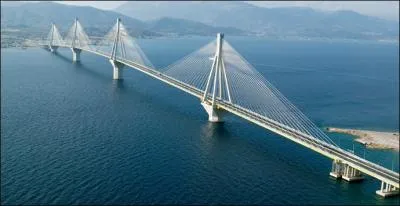 Il est magnifique et trs utile (il relie le Ploponnse  la Grce) mais n'a certainement pas contribu  la bonne sant des finances du pays, c'est le pont de ...