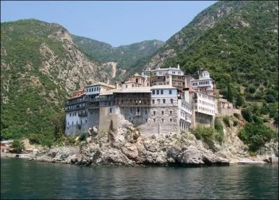 Strictement interdit aux femmes, ce sont les monastres du ...