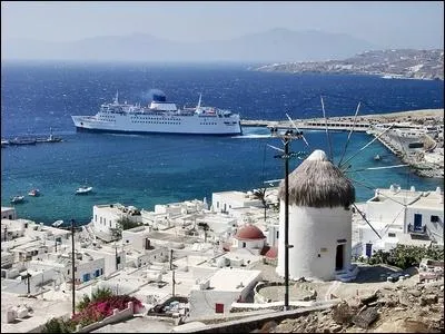 Ile de tous les excs, considr comme le Saint Tropez grec, assurez-vous que votre portefeuille est bien garni avant d'y mettre les pieds, c'est ...
