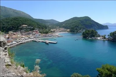 Petite station balnaire d'Epire trs anime tant le jour que la nuit, au cadre et aux plages magnifiques, c'est ...