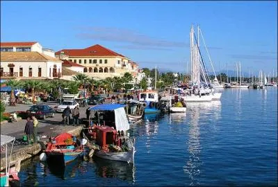 Ville d'Epire aux petites rues pittoresques et au charme fou qui vit sur ses eaux la fameuse bataille d'Actium, c'est ...