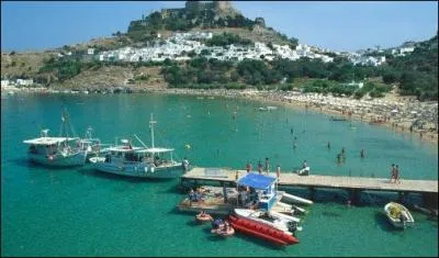 Un colosse y fut jadis rig, c'est l'le de ...