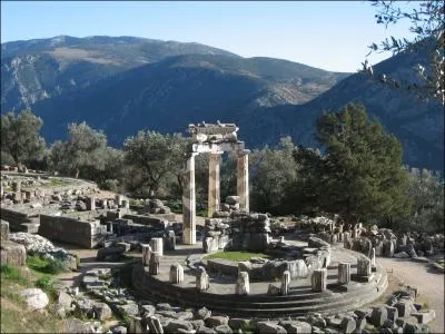 Au pied du mont Parnasse où parlait l'oracle d'Apollon à travers sa prophétesse, la Pythie, il s'agit de ...
