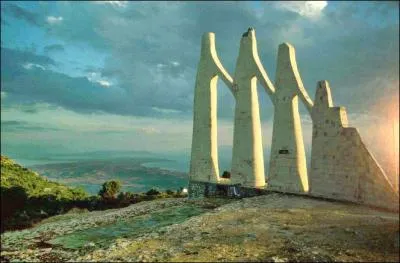 De nombreuses femmes du village de Souli se jetrent dans le vide en chantant et dansant plutt que d'tre violes par l'envahisseur ottoman. Ce monument commmore leur sacrifice, c'est ...