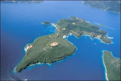 Ile ayant appartenu  Aristote Onassis, armateur grec et homme le plus riche du monde  l'poque, lieu de ftes pantagruliques dans les annes 60, aujourd'hui en vente (parat-il) c'est l' le de . .