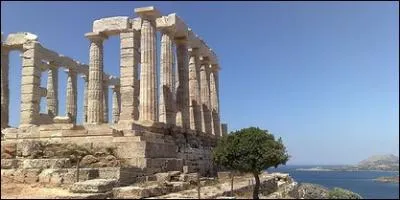 On y trouve le temple de Posidon (ou ce qu'il en reste), Ege se serait jet  la mer de cet endroit, c'est le ...