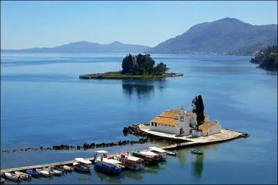 Une des les grecques les plus touristiques, Sissi l'impratrice y a jadis sjourn, c'est ...