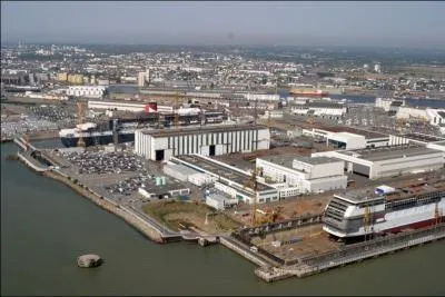 Dans quelle activit les Chantiers de l'Atlantique  Saint-Nazaire, se sont-ils lancs en 2011 ?