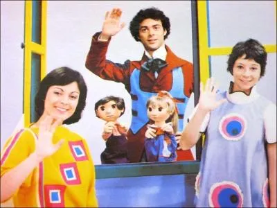 Passe-montagne aime les papillons, les souliers neufs...