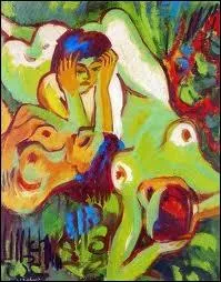 Femmes couches dans l'herbe.