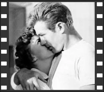 Dans sa trop brve carrire, James Dean a toutefois embrasser quelques partenaires comme ici avec Natalie Wood dans ... .