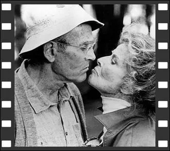 Calme et rflchi, le baiser d'un couple g sur fond de lac entre Norman et Ethel. Henry Fonda et... .