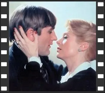 Une belle distraction dans le Paris occup des annes 40, le baiser de deux  monstres  du cinma franais ... .