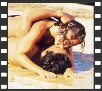 Encore un baiser chaud et trs  mouill , celui-ci au bord d'une piscine entre Alain Delon et ... . .