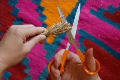 Quel mouvement imprime-t-on aux lames des ciseaux ? Le ... pour...