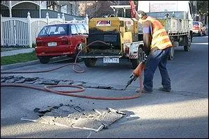 Outil pneumatique servant, par percussion et rotation,  percer des trous dans les rochers :