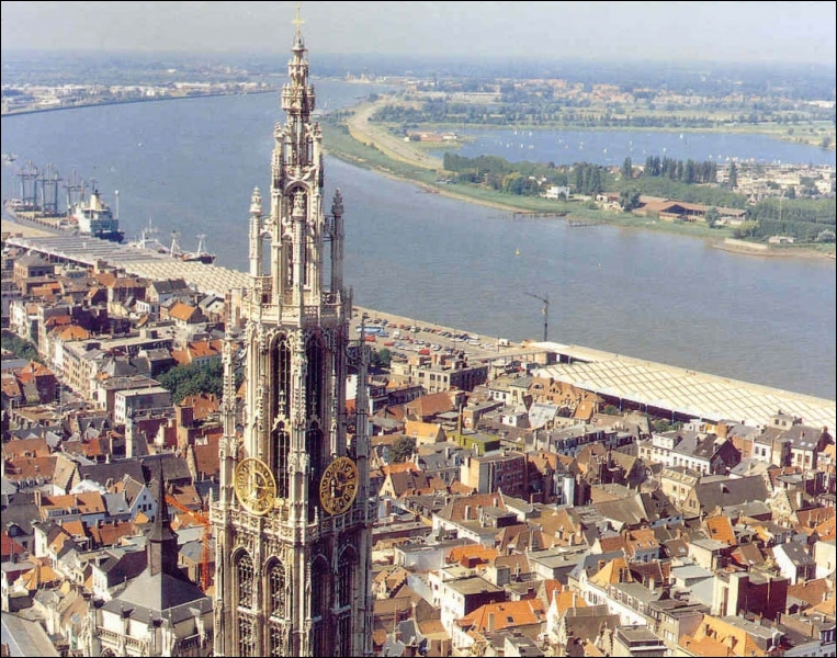 Quelle ville n'est pas dans la même région belge que les deux autres ?