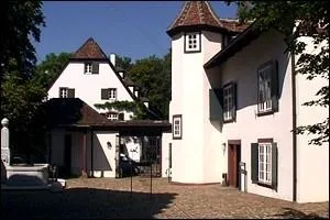 Elle peut tre entre autres hiatale, crurale, abdominale, discale.