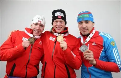 Quel (le) biathlte a remport une mdaille  chaque course des Championnats du Monde ?