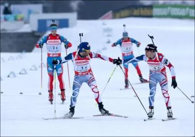 Quelle nation remporte le globe du relais chez les hommes ?