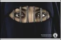 Empcher, les mains de l'... Regarde-la gmir sur la gueule des gens, avec leurs yeux fards d'horaires et de rves