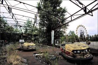 Le 30 avril 1986 tait la date prvue pour l'inauguration du parc d'attraction de la petite ville de Pripiat, seulement voila, Tchernobyl,  trois kms de l, explose le 26 avril, tout ceci se passait