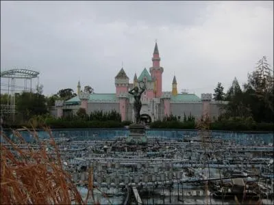 Voila ce qui arrive lorsque l'on se nomme Nara Dreamland, et que l'on prtend copier Disneyland,  la finale, on se retrouve aussi nippon que mauvais !