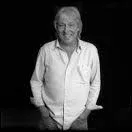 ''Elle fume beaucoup elle a des avis sur tout / Elle aime raconter qu'elle sait changer une roue / Elle avoue son âge celui de ses enfants / Et goûte même un p'tit joint de temps en temps''