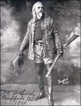 Il participe aux guerres indiennes en tant qu'claireur, ainsi qu'au dveloppement du Pony Express. Chasseur de bisons, il dirigera galement une troupe thtrale durant trente ans. De qui s'agit-il ?
