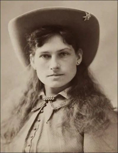Cette femme d'1, 50m est devenue clbre pour sa prcision au tir. Elle a notamment travaill au  Buffalo Bill Wild West Show  o son talent de fine gchette attirait les foules. De qui s'agit-il ?