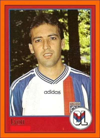 Dfenseur brsilien. 1 but en 129 matchs. Qui est-ce ?