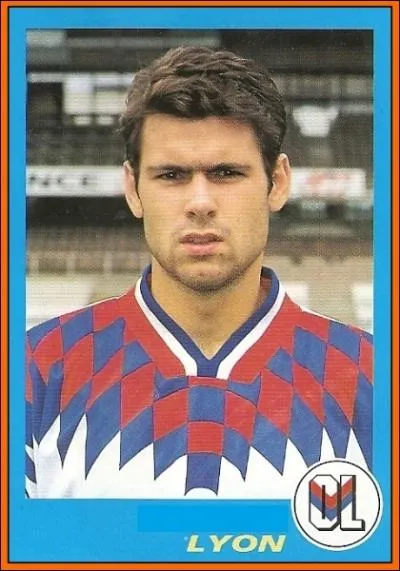 Dfenseur franais. 4 buts en 268 matchs. Qui est-ce
