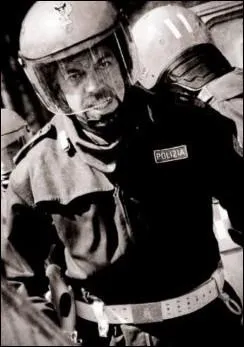 Quel est le titre de cet excellent film policier italien racontant le destin et le quotidien souvent difficile de quelques CRS transalpins ?