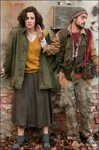 Angelina Jolie a ralis ce film qui raconte la confrontation entre deux anciens amoureux serbes, l'un devenu gardien du camp de concentration dans lequel l'autre se retrouve enferm. C'est :