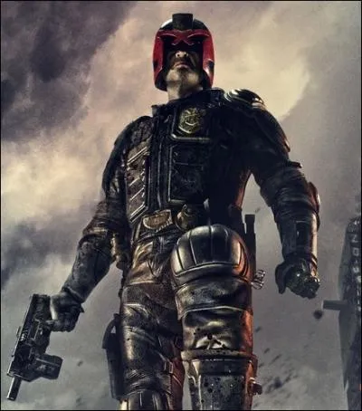 Dans ce film, Karl Urban succde  Stallone dans la peau de ce justicier masqu. Il s'agit de :