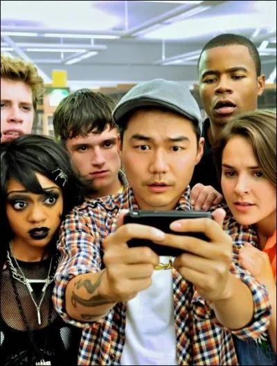 Ce film d'horreur ultravitamin et trs sympathique raconte la confrontation entre une bande de jeunes et un tueur en srie appel Cinderhella. Il s'intitule :