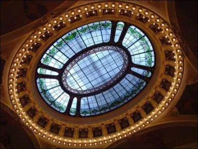 Aprs un passage au USA entre l'ge de 46  50 ans, Mucha s'installe  Prague, o il dcore la Maison Municipale et d'autres lieux. Quel lment est remarquable dans cette ralisation ?