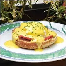 Pour faire des oeufs Benedict, on utilise des oeufs pochs, des toasts, du jambon ou bacon, et une sauce, mais laquelle ?