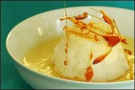 Les oeufs en neige se cuisent dlicatement dans du lait frmissant. Le dessert Oeufs en neige se sert avec une sauce crmeuse, mais laquelle ?